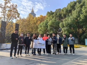 跑步讓身體薄一點(diǎn)，讀書讓思想厚一點(diǎn)。